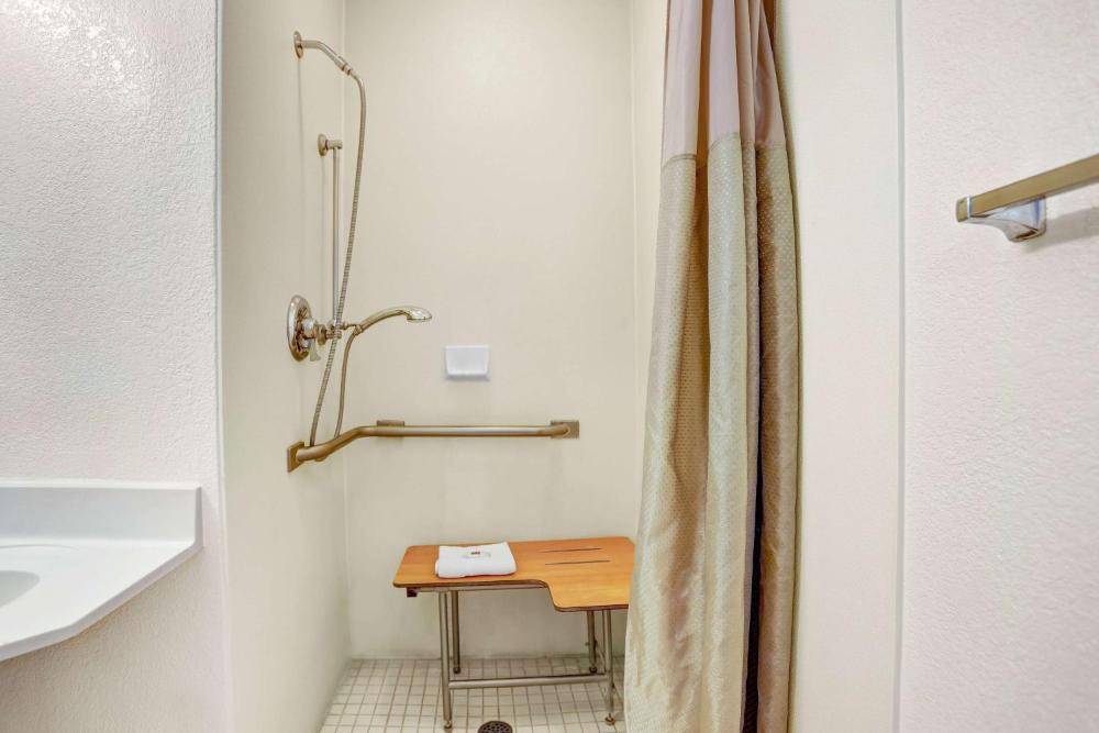 King Room with Roll-in Shower - Disability Access - Non-Smoking interior